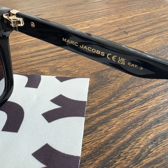 NWOT Marc Jacobs Black Sunglasses w/ Case and Glasses Cloth